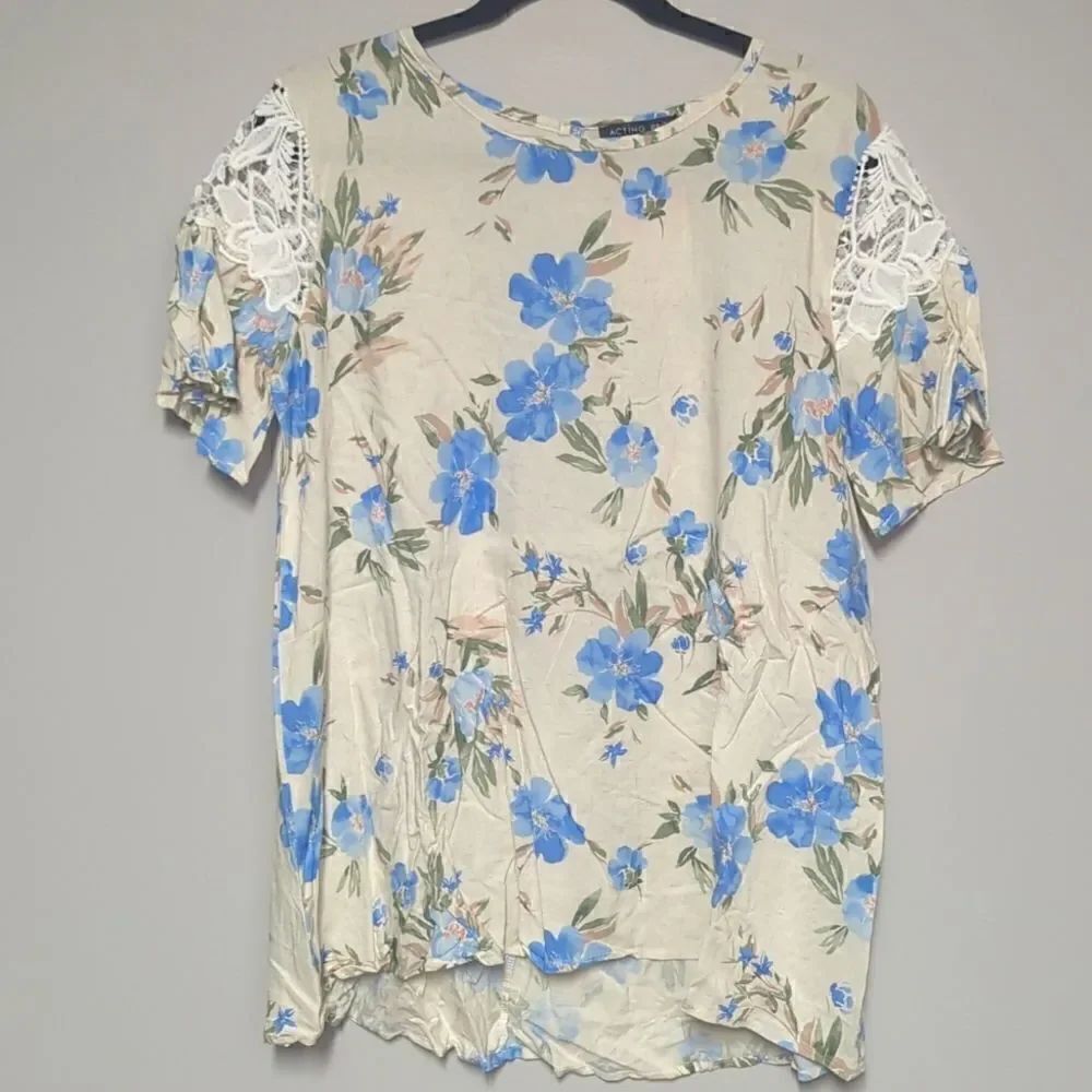 NWT Acting Pro Cream Floral Short Sleeve Blouse